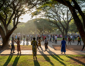 Firefly_Un parc public avec des gens qui se promènent ou jouent, dans un contexte africain. Q 819153